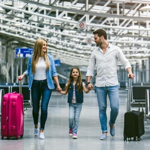 幸福的一家人在机场候机楼散步